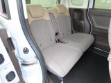 リアシートは十分な広さを確保しています