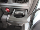 運転席右側の引き出し式ドリンクホルダーです。