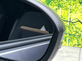 【後方車輛検知】走行中、ドアミラーの死角になりやすい箇所に後続車が接近するとサイドミラー付近に警告を表示、ドライバーに注意喚起をしてくれます。