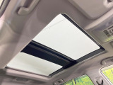 【サンルーフ】開放感たっぷりの希少装備、サンルーフが装着されています!車内に明かりを取り入れたり景色を楽しむ以外にも、車内の空気も簡単に換気できて快適です!