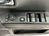 狭い駐車場で便利な電動格納ドアミラーが付いています。