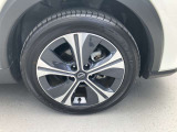 純正の17インチアルミホイールを装着しております。タイヤサイズは205/55R17です。