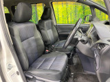 運転席シート廻りは使用感も少なく、良好な状態となっています。前オーナー様が丁寧に使っていたことがよくわかりますね。