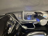 充電用USB端子付き。スマートフォンなどの充電に便利です。