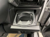 運転席と助手席には、格納式のドリンクホルダーが装備されています。