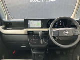 ブラウン系の落ち着いた内装とウィンドガラスが大きく視認性の良いフロント周りで、運転がし易いと好評です♪