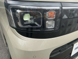 LEDヘットランプ・ハロゲンヘットランプの約2倍の光量でより明るく遠くを照らし、夜間走行時の視認性を高めます。