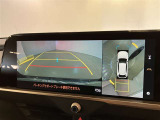 複数のカメラの映像をもとに、クルマを真上から見ているような映像をドライバーに提供し駐車をサポートする機能です。