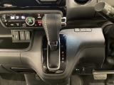 CVT車のセレクトレバーです。低速から高速まで、変速ショックのないスムーズな走りを実現するとともに、エンジン効率のよい領域を維持することで燃費にも貢献します。