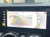 ●パノラミックビューモニター:専用のカメラにより、上から見下ろしたような視点で360度クルマの周囲を確認することができます☆死角部分も確認しやすく、狭い場所での切り返しや駐車もスムーズに行えます。
