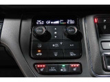 オートエアコンは左右席で独立温度コントロールが可能です。運転席はキンキンに冷やして助手席はマイルドにと言った設定が可能です☆暑さ寒さでケンカすることもなくなりますね♪