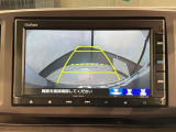 リバースギアに入れるだけで後方の表示へ切り替わります。夜間や雨の日の駐車も楽になりますよ。