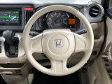 インテリアに合わせたデザインのステアリングは、運転される方のことも考え、運転しやすい形状、大きさです。是非一度、実際に触ってお確かめください。