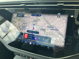 メルセデスのシートは少し硬めになっております。長時間の運転の際、適度な反発があることでお尻や腰の負担を減らす効果が御座います。