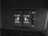 ◆両側電動スライドドア◆狭い駐車場でも乗り降りが楽々♪お子様が隣の車にドアを当ててしまう心配もございません!小さなお子様連れの方もこれで安心。