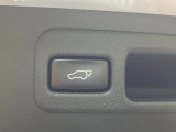 【パワーバックドア】スマートキーや運転席のボタンを押すだけでリアゲートが自動で開閉します!荷物を持っている時や、高い位置にあるバックドアを閉める際に便利な機能です♪