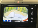 【バックカメラ】駐車時に後方がリアルタイム映像で確認できます。大型商業施設や立体駐車場での駐車時や、夜間のバック時に大活躍!運転スキルに関わらず、今や必須となった装備のひとつです!