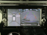 ギアを『R』に入れるとナビ画面に、まるで雲の上から覗いているような映像が映り、駐車をサポートしてくれます。