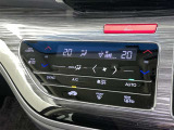 左右独立温度コントロールフルオートエアコンです。運転席、助手席それぞれで独立して温度設定ができます。冷え性の方が乗っても安心ですね♪