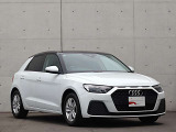 ●Audiが最初に採用したLEDポジショニングランプ。シャープなラインで昼間でも点けていたいと思うほど上品でオシャレです。夜間走行時はさらに目立ちます!