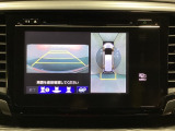 マルチビューカメラシステム搭載車です。お車の周囲を全方位でカバーします。後方・前方・両脇と、コンディションが悪い視界でもカラーモニターに映し出した映像がドライバーをサポートします。