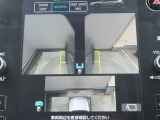運転席から前タイヤ付近をモニターできるサイドビューモニターと、フロントカメラを装備しています