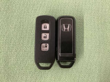 スマートキー付きですからドアロックの開閉およびエンジンスタートが楽々です。電動スライドドアの開け閉めもボタンで操作できます。スペアキーも同じものを用意しております。