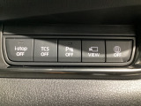 運転席脇のクラスタースイッチ部分にはカメラ切り替えスイッチ、パーキングセンサー、その他走行系スイッチを集中配置しております。