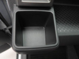 カップホルダーは運転席や助手席からちょうど手の届く位置です!!