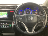 【ハンドル】運転にかかわる様々な操作を安全に行えるように視点移動が少なく操作性に配慮されたスイッチ類が凝縮されたコックピットです。