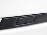 パワーバックドア(挟み込み防止機能・停止位置メモリー機能付)が装着されています。両側のリアクォーターパネル内にスイッチが設置され、車両の横に立った状態で開閉操作が可能となっています。