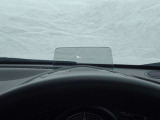 必要な情報を投影するヘッドアップディスプレイ(運転席前のガラス等に車速やナビ情報を投影する機能)。視線移動を抑え、速度やナビのルート案内、安全警告を直感的に確認。長距離運転でも疲れません。