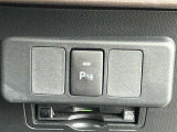 コーナーセンサーを車の前後に装備。障害物までの距離に応じて警告音を変えてお知らせ。縦列駐車時や駐車場・車庫などでの取り回しをサポートします。詳細は販売店スタッフまでおたずねください。