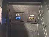充電用USB端子付き。スマートフォンなどの充電に便利です。