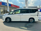 両側ハンズフリーオートスライドドア付きです!手を使わずにスライドドアの開閉ができます。手が塞がっている時にはとても便利な機能です。