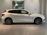 コンパクトなボディながら、BMWらしい躍動感を感じさせるサイドビュー。街中でも扱いやすいサイズ感が魅力です。