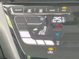 【オートエアコン】一度お好みの温度に設定すれば、車内の温度を検知し風量や温度を自動で調整。暑い&hellip;寒い&hellip;と何度もスイッチ操作をする必要はありません。快適な車内空間には必須の機能ですね♪