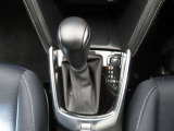 MAZDA2のシフトレバーです。MTモード付きの6ATで、しなやかな走りを支えます。