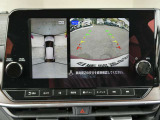 ギアを『R』に入れるとナビ画面に、まるで雲の上から覗いているような映像が映り、駐車をサポートしてくれます。