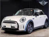 MINIのフロントグリルのデザインはイギリスで生まれた当初から、シルバーのサイドバーが折り重なった伝統的なデザインで御座います。その伝統はBMWのお車になってからでも少しずつ形を変えて守られております
