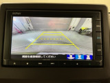 リバースギアに入れるだけで後方の表示へ切り替わります。夜間や雨の日の駐車も楽になりますよ。