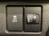 ハンドルの右側にはヘッドライトレベライザーとVSA(ABS+TCS+横滑り抑制)の解除スイッチがついています。ヘッドライトレベライザーは道路状況や積荷の加重に応じてライトの高さを調節できます。