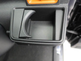 カップホルダーは運転席や助手席からちょうど手の届く位置です!!