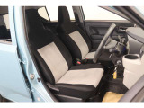 【運転席】ブラック/ライトグレー基調のインテリアにファブリックシート。シートリフターで座面の高さを調整可能です。フロアマット付です。