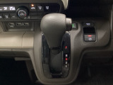 運転席周辺のスマートなレイアウトが、操作のしやすさを実現。快適なドライブをサポートします。手元で操作ができる、電子制御パーキングブレーキ。