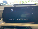 運転中にもオーディオの音量やFMの切り替えなどステアリングでの操作で切り替え可能なため、ステアリングから手を放す必要がない為、運転中でも操作が簡単でございます。