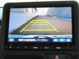 リアワイドカメラシステム!従来の視野に加えて、後方側方を約180&deg;まで見えるワイドビューと、後方を真上から見たような視野で駐車時などに便利なトップダウンビューの3つの視野があります!