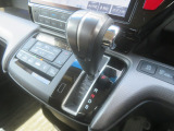 運転のしやすいシフトレバー。