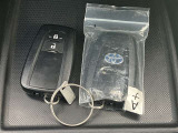 スマートエントリーキーシステムです。鍵を持っていればドアロック、解除、エンジン始動も楽チンです。イチイチ鍵を出す手間も無くなりますよ。悪天候時にも重宝しますね。