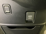 アクセサリーソケットはUSBのアダプターなどをつければ、スマホの充電にも使えます。周辺には物が置けるボックスがついています。